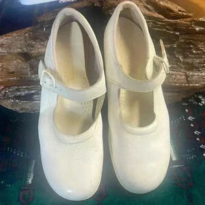 Vintage Cabin Creek leather woman’s size 8.5   Shoes. Mary Jane style.